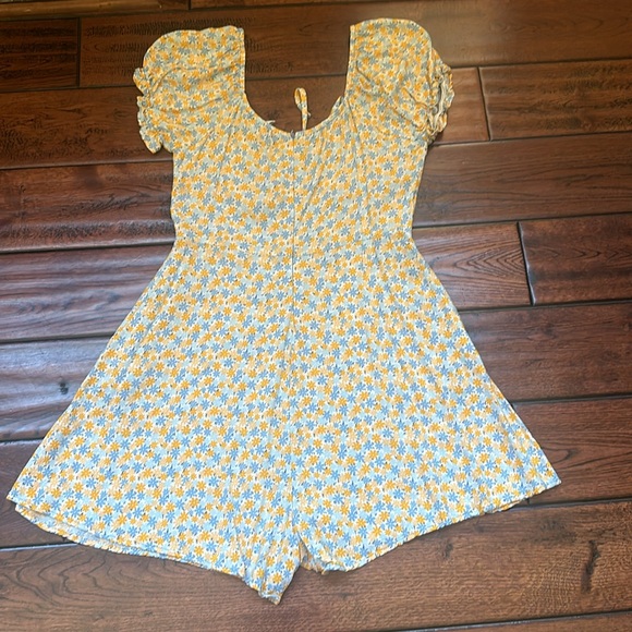 Full Tilt short sleeved romper, zips up back, hidden pockets in front.  Size M - Picture 4 of 8